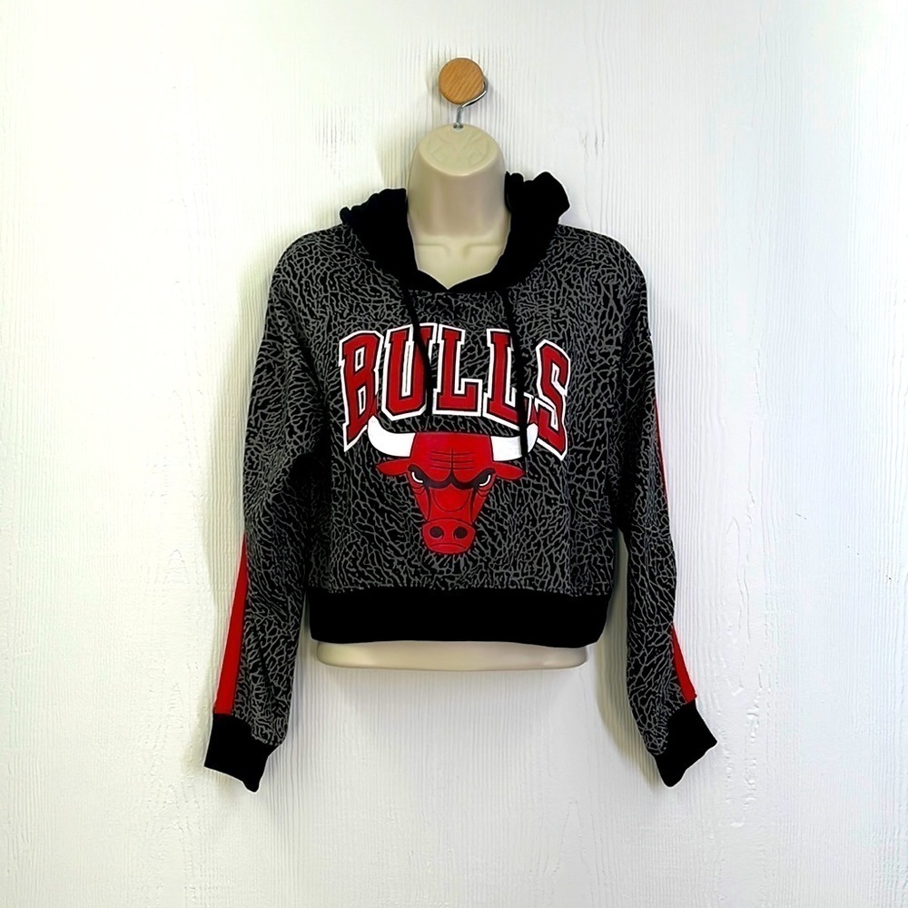 NBA - Chicago Bulls Drawstring Hoodie Giraffe Print Crop Sweatshirt Size Medium